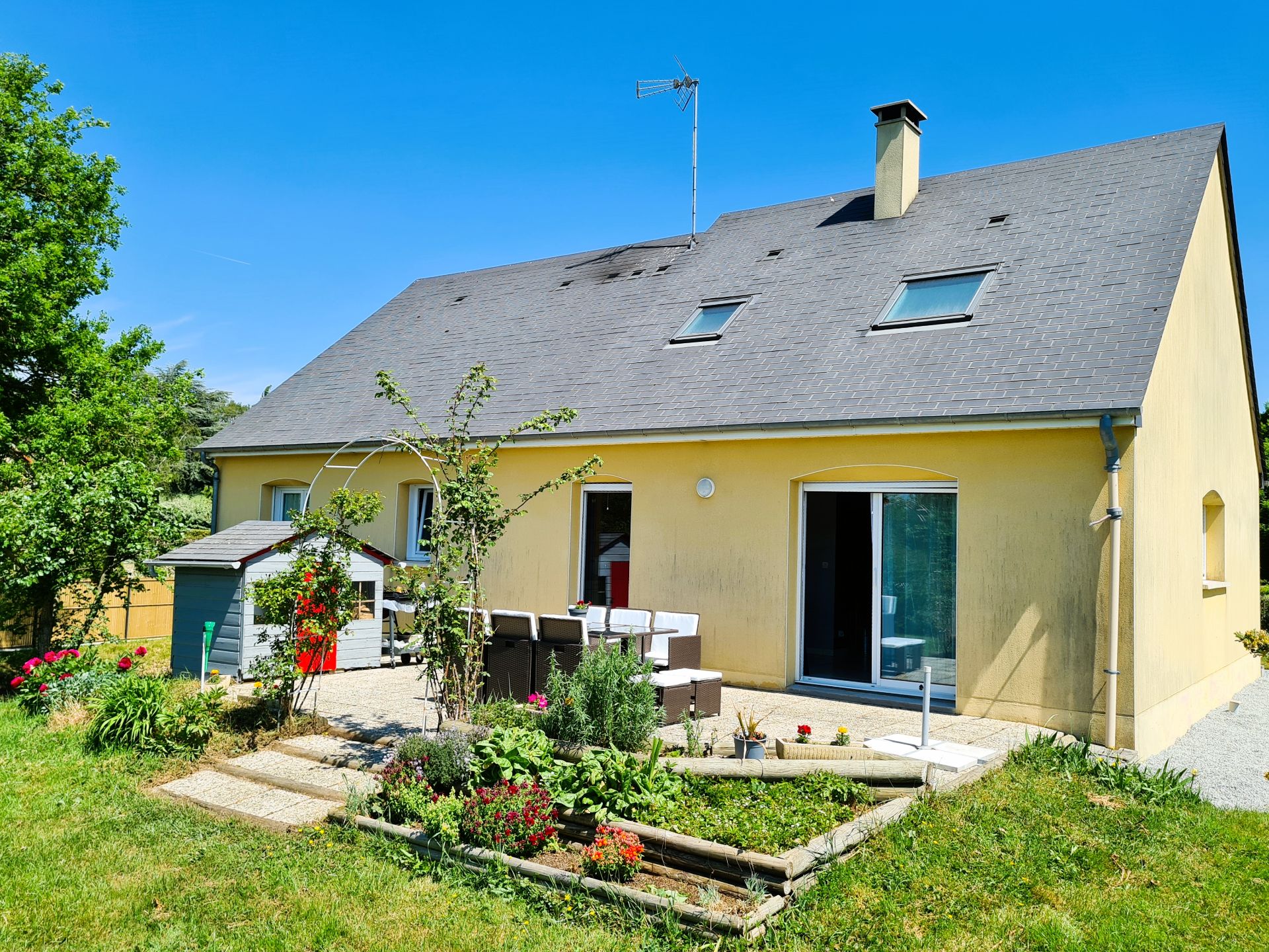 RARE! Maison récente sur plus de 6000m² de terrain