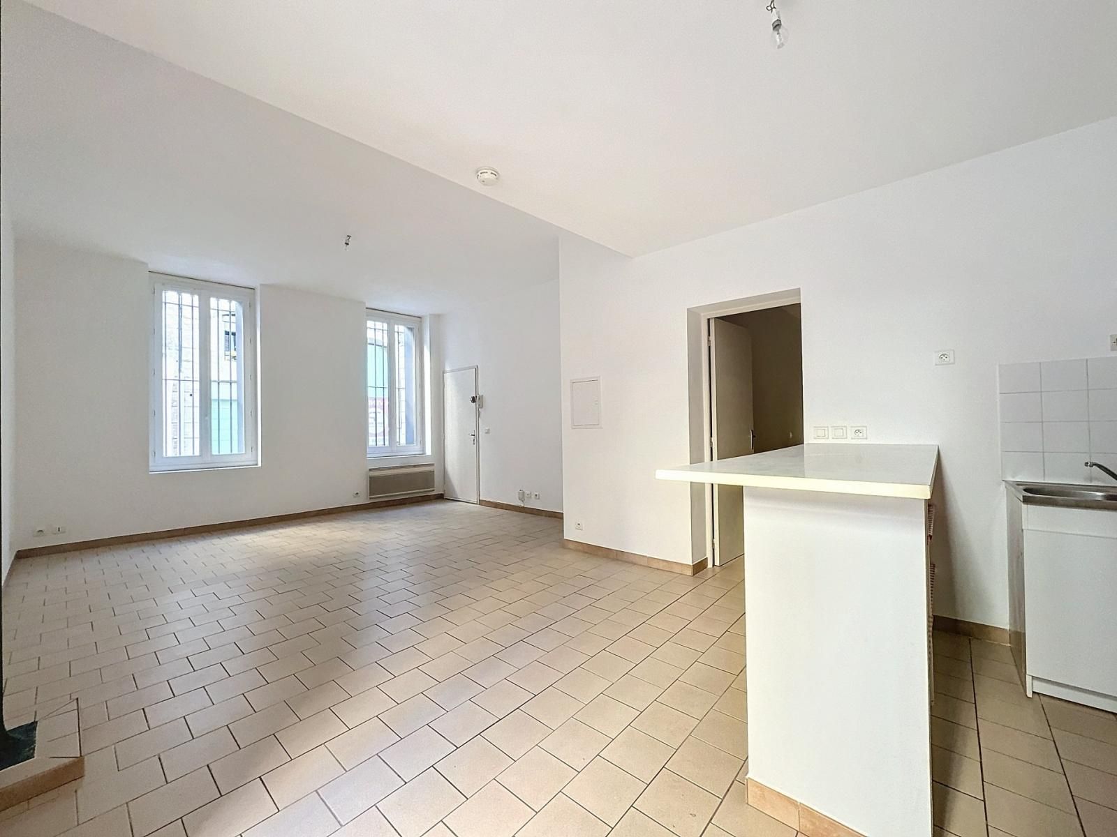 Avignon Intra-muros. Appartement 3 pièces - 60m² - 2 cours intérieures