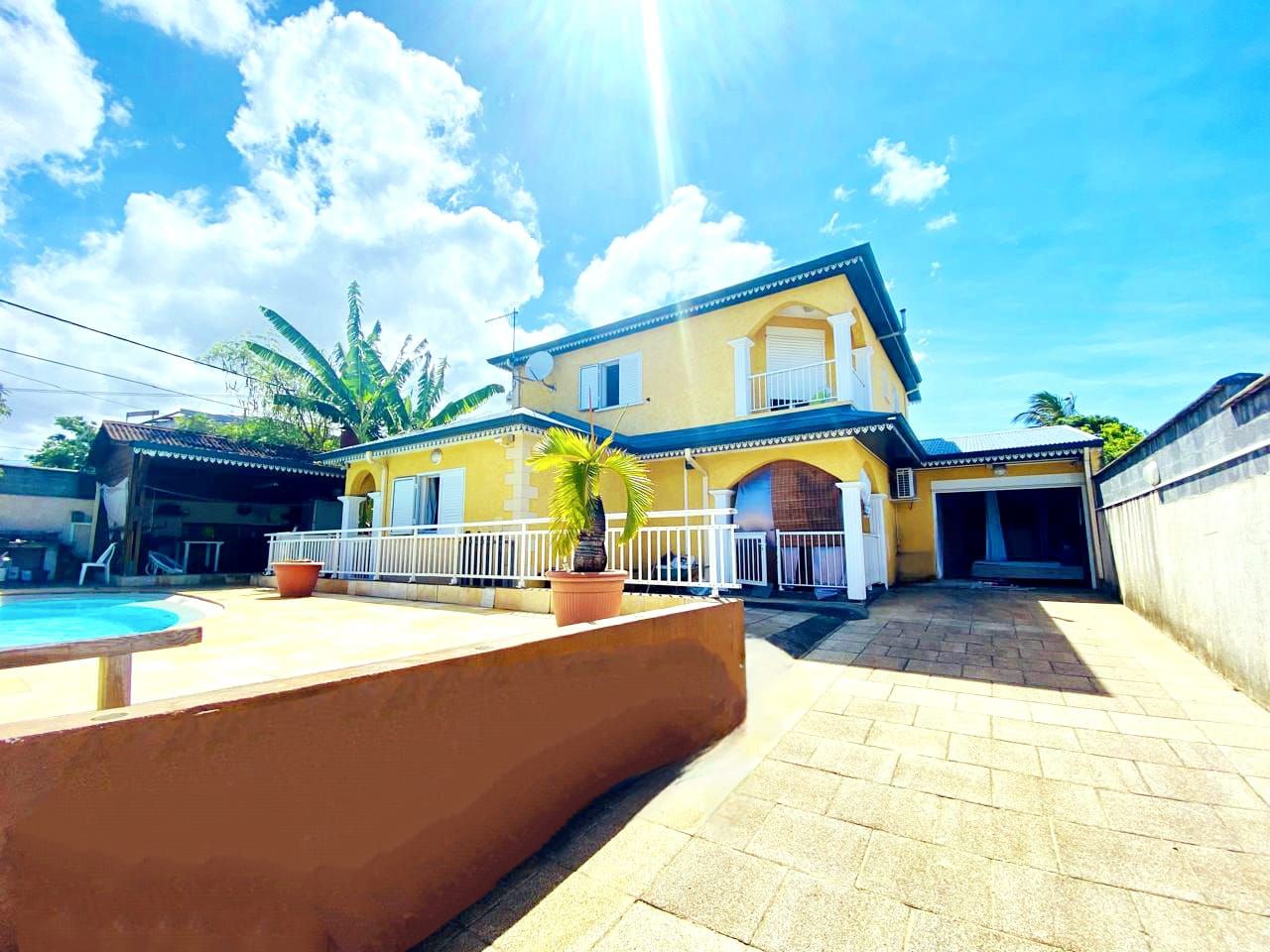 Maison familiale Ligne Paradis de 133 m² habitables à Saint-Pierre avec piscine et jardin aménagé
