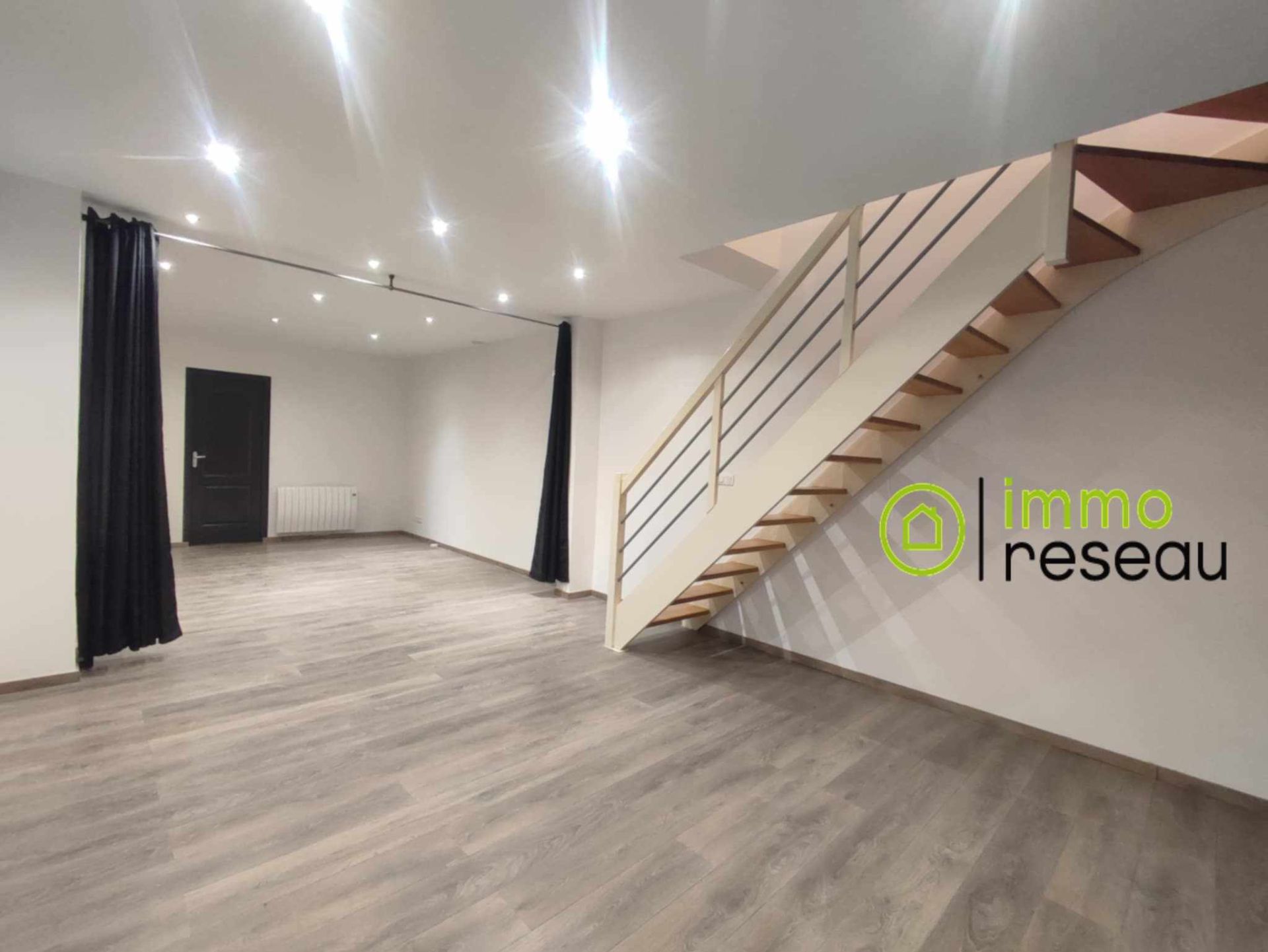 APPARTEMENT F1 ATYPIQUE EN SOUPLEX AVEC GARAGE ET 2 PLACES DE STATIONNEMENT EN CENTRE VILLE ET A 200M DE LA CATHEDRALE D'AMIENS