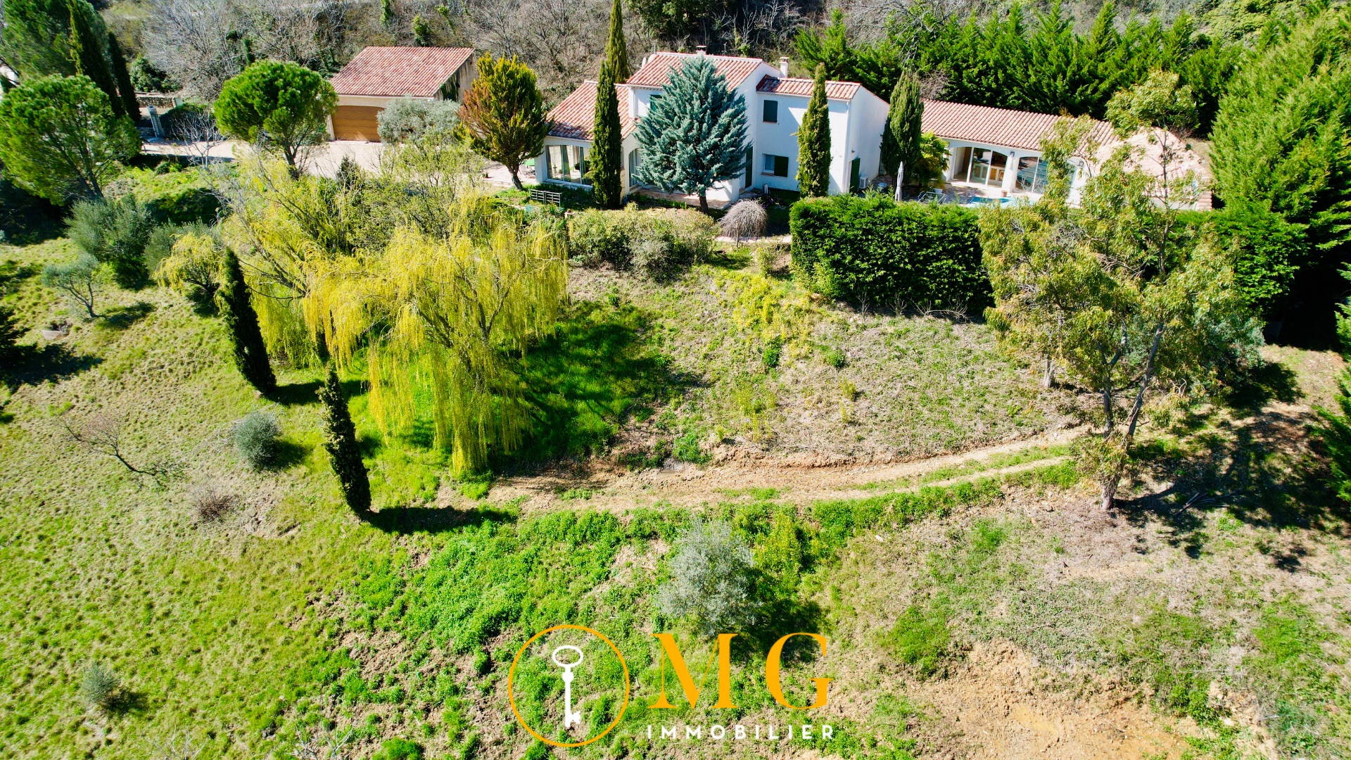 Propriété avec vue imprenable, terrain de 10 296 m², dont 3 810 m² constructibles, divisée en 3 lots de 1 270 m² entièrement viabilisés.