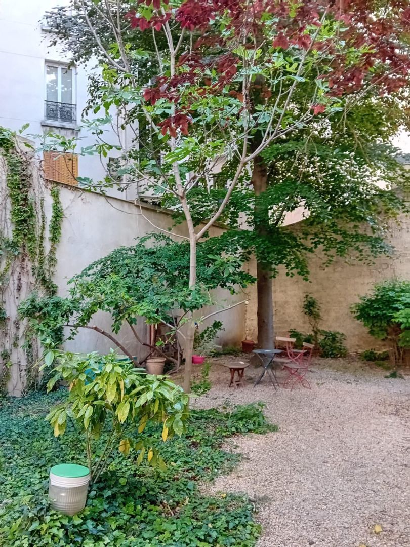 STUDIO AVEC PARKING SECURISE PLUS JARDIN