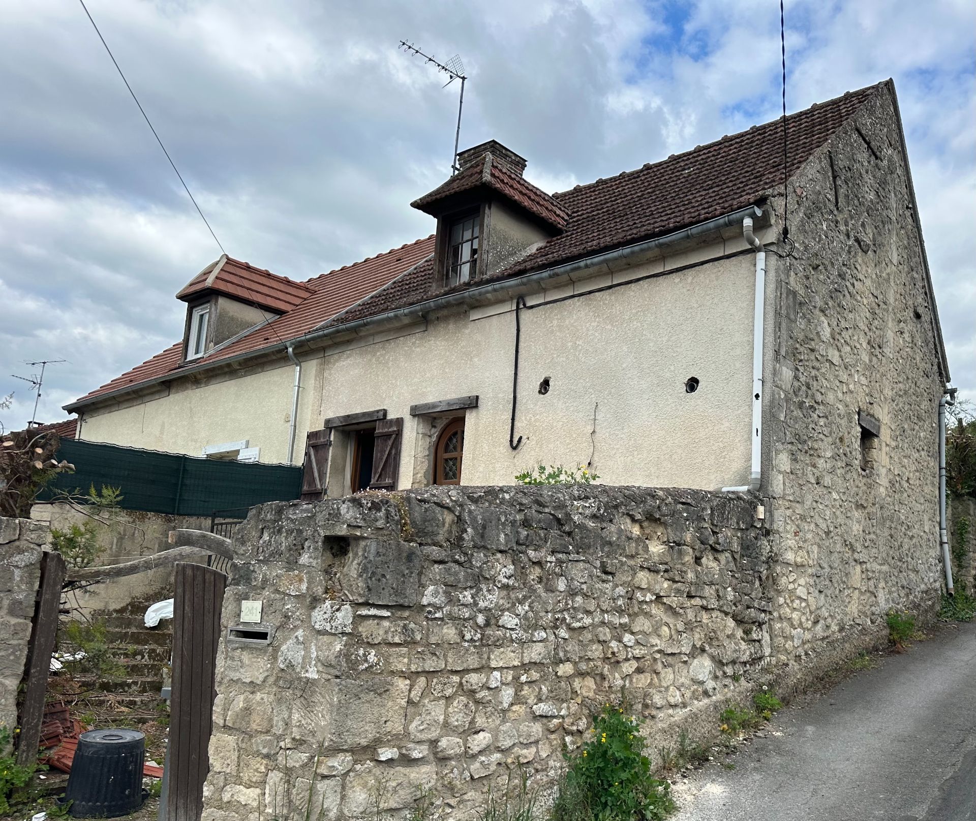 maison a rénover avec beau potentiel