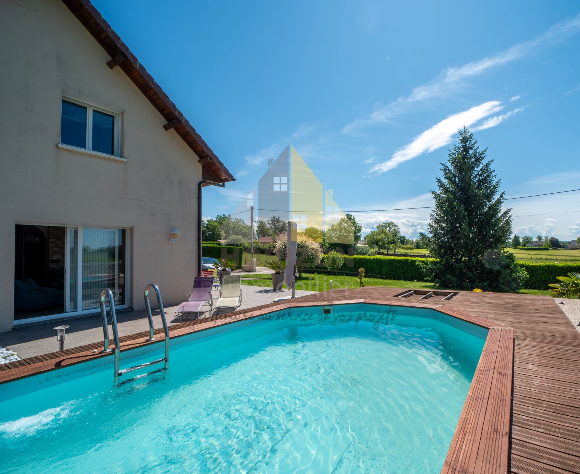 Belle maison lumineuse avec piscine