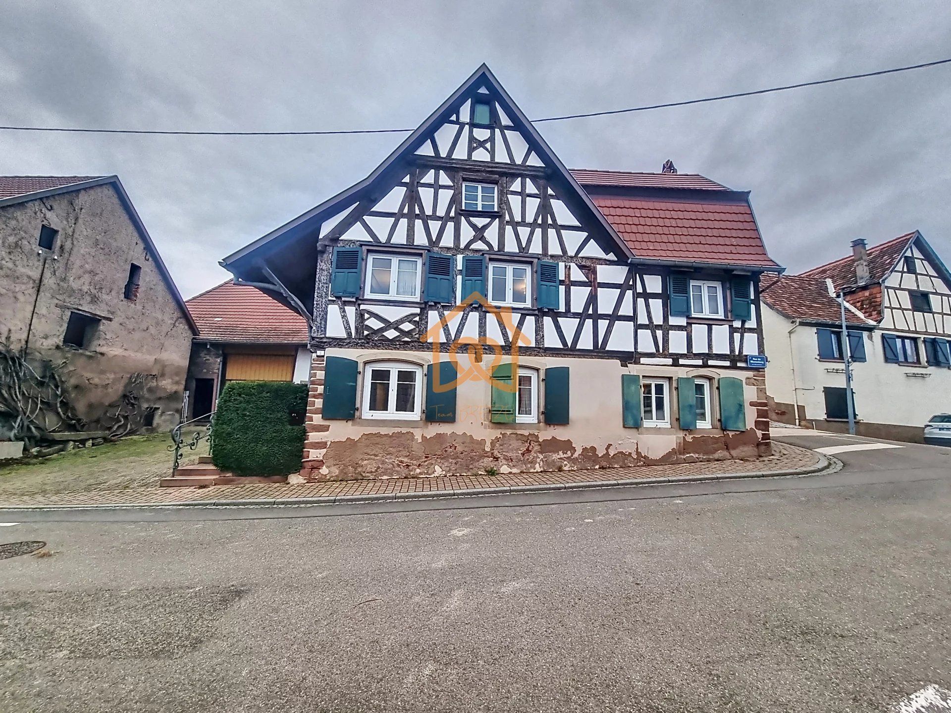 CORPS de FERME ALSACIEN Authentique avec Jardin Suspendu et Dépendances à ROMANSWILLER