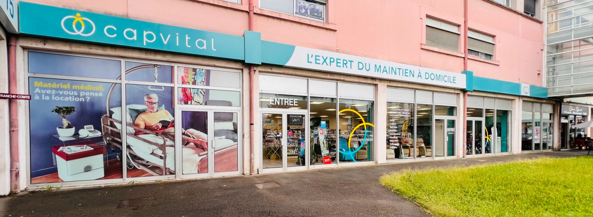 LOCAL COMMERCIAL AVEC GRANDE VITRINE ET PLACES DE  PARKING