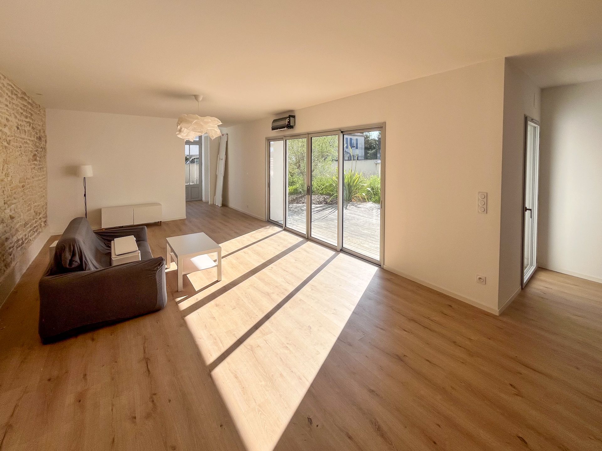 CHARENTAISE RENOVÉE 183 M2 - 4 CHAMBRES - STE SOULLE CENTRE