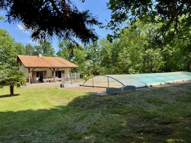 Propriété avec piscine - 4 chambres - grand garage et grand terrain arboré
