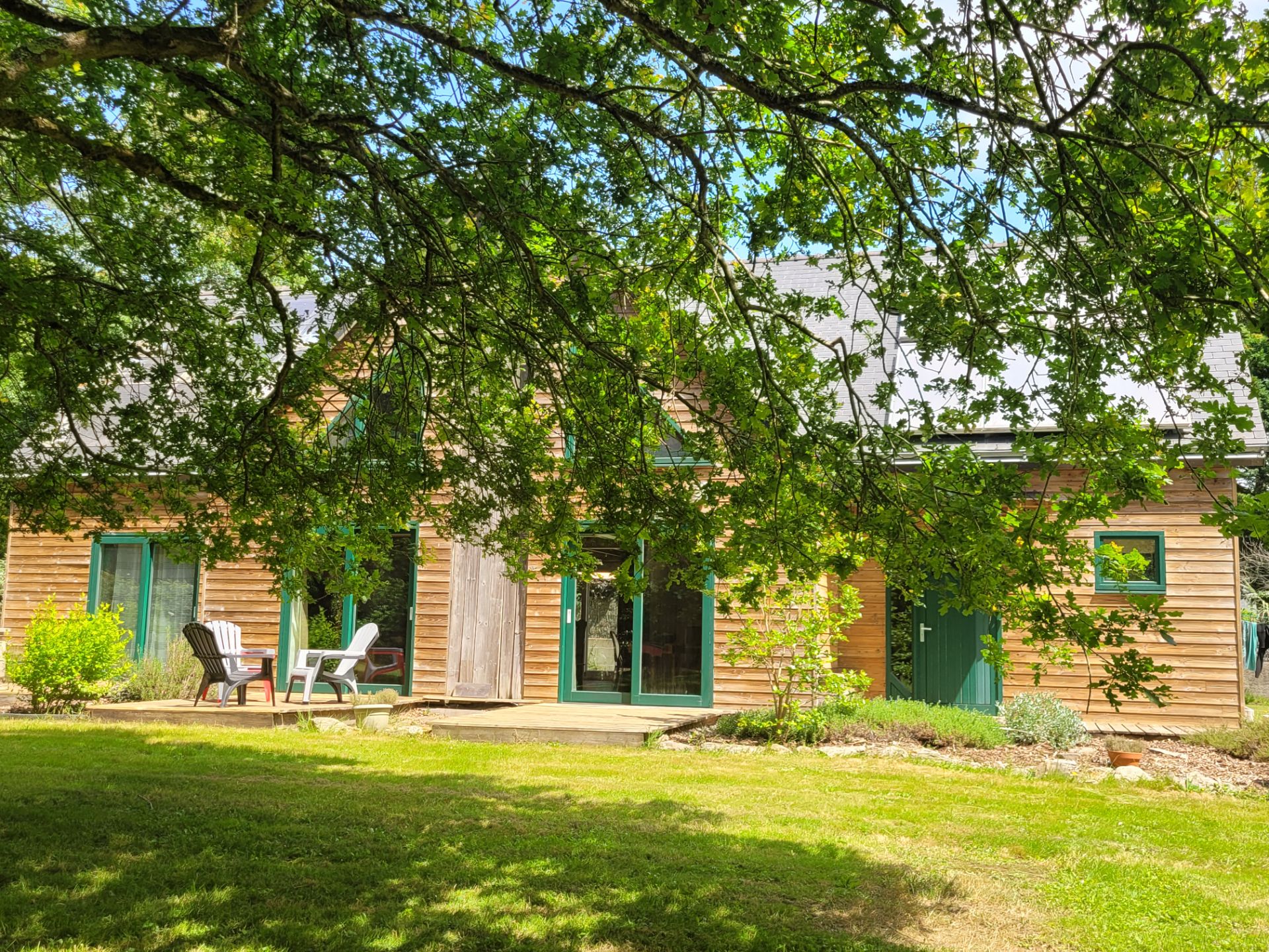 Maison moderne en bois entre mer et campagne