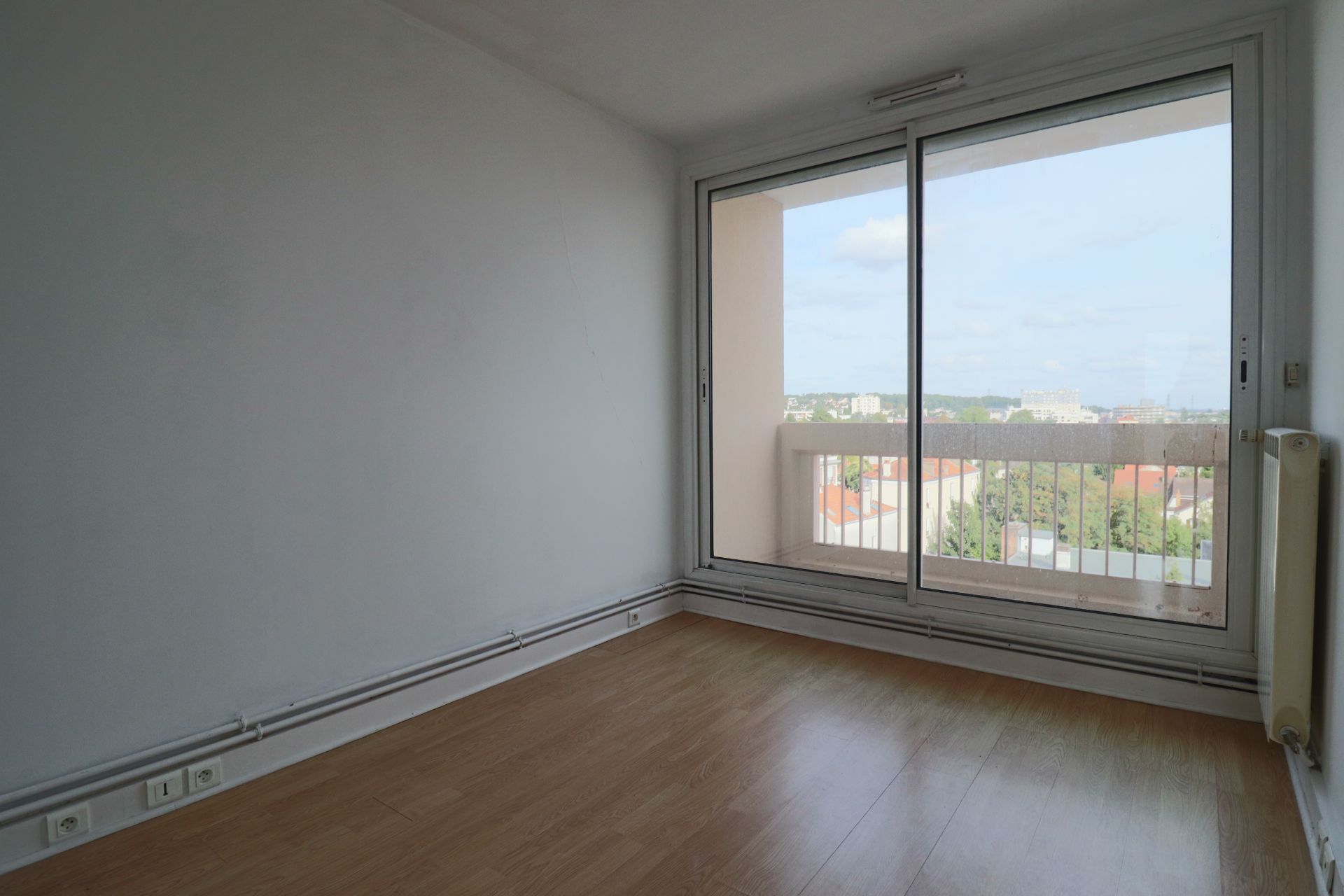 OPPORTUNITÉ A SAISIR PETIT RAINCY 4 PIECES TRAVERSANT