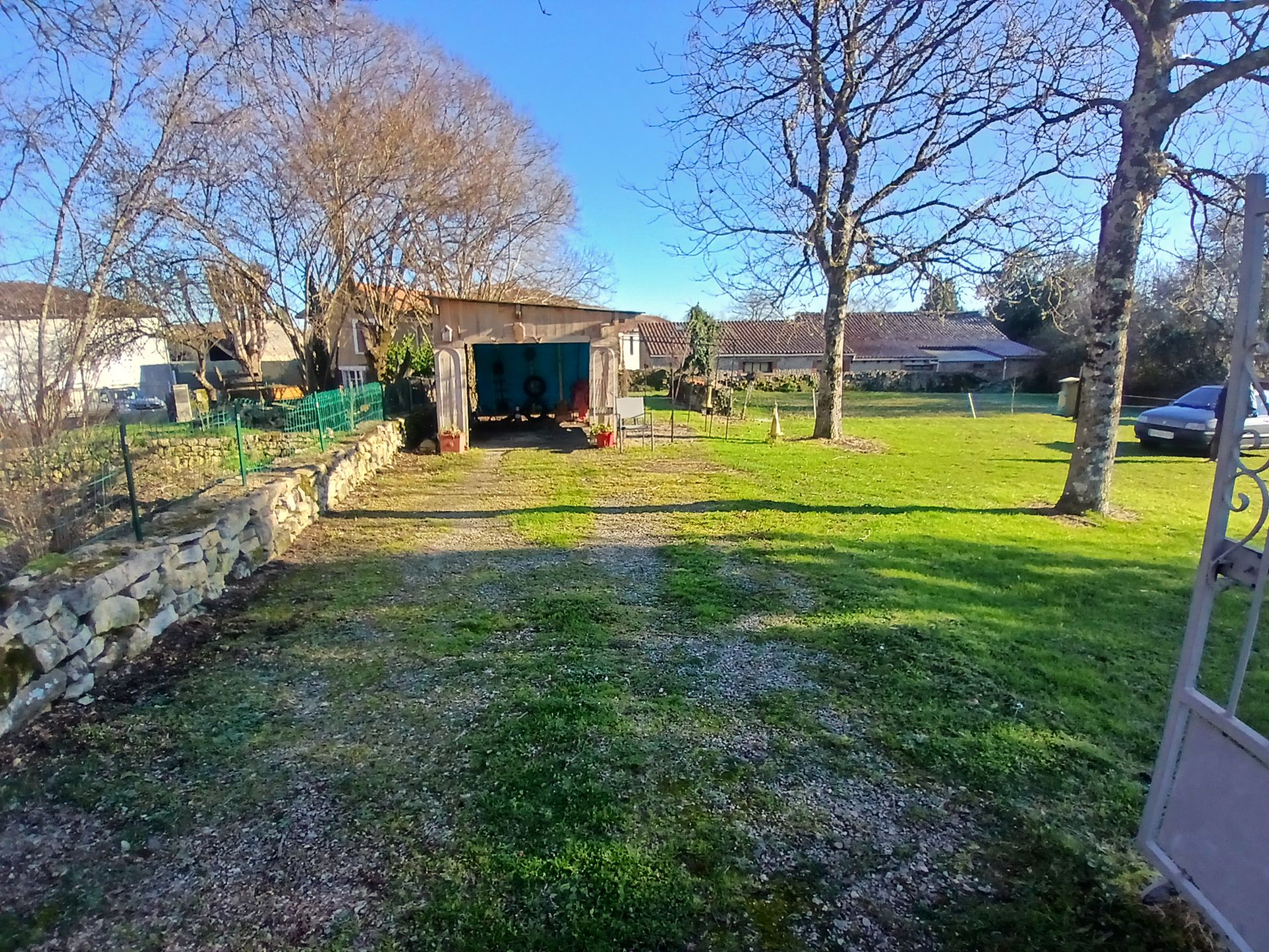 Maison de village en pierre avec garage et deux terrains – Proche Champagne-Mouton