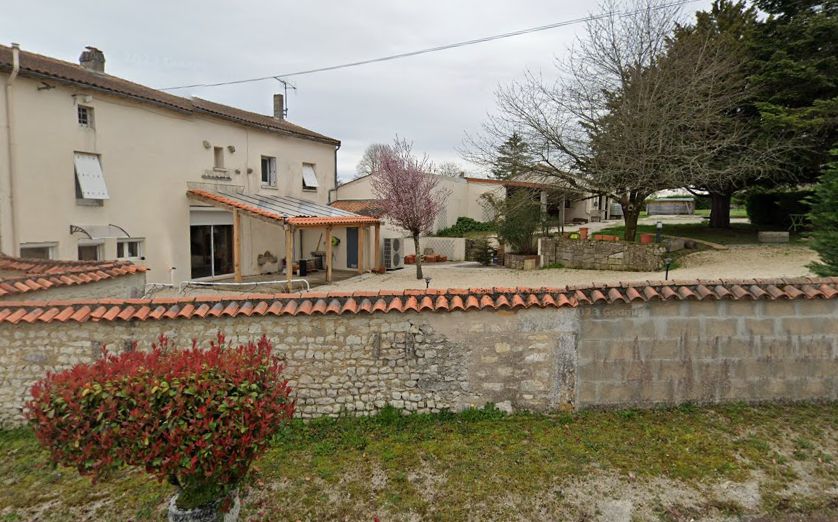 Maison en pierre avec terrain, piscine et dépendances – Secteur Mornac