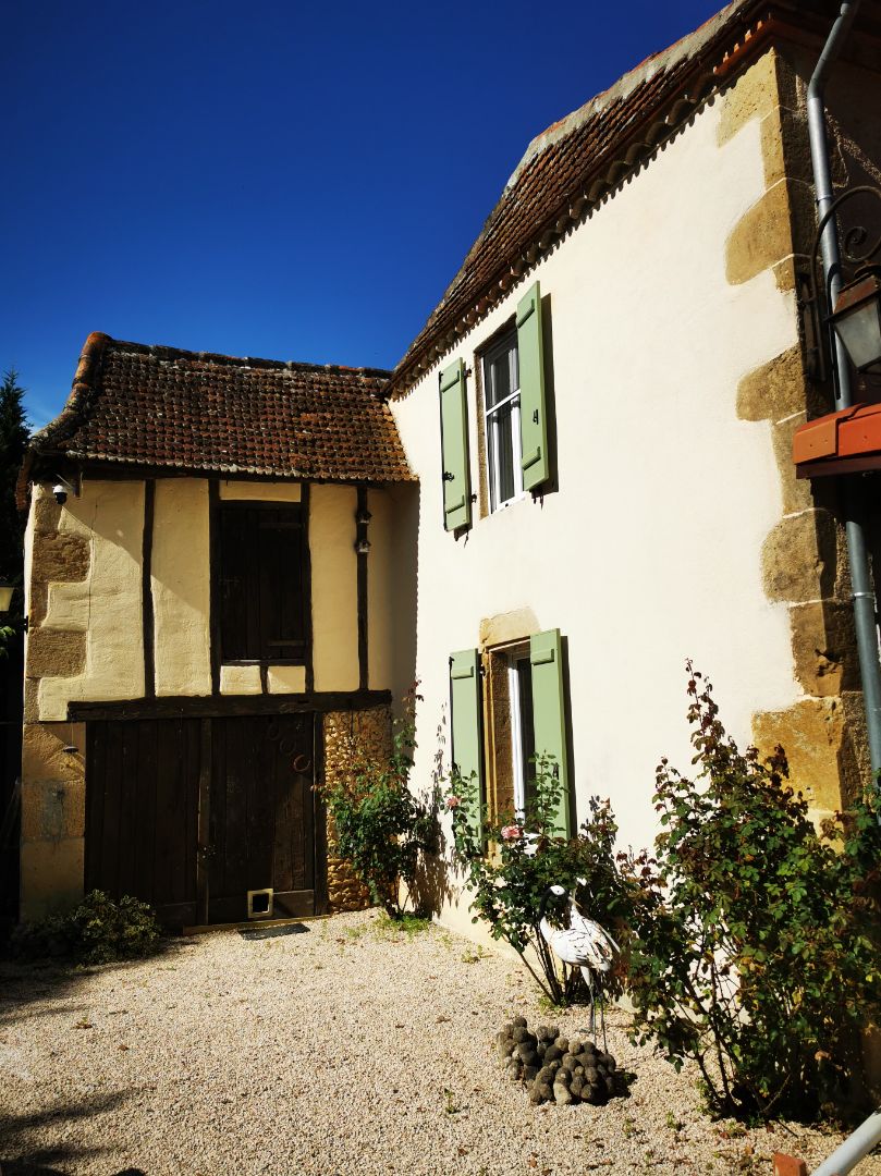 Propriété avec 2 maisons anciennes rénovées sur terrain de 11ha