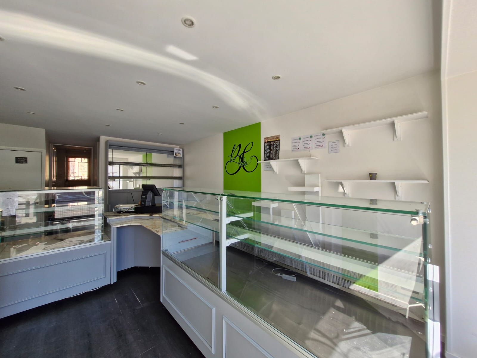 Ensemble immobilier composé d'un local commercial, d'un appartement à réhabiliter et d'une vaste dépendance