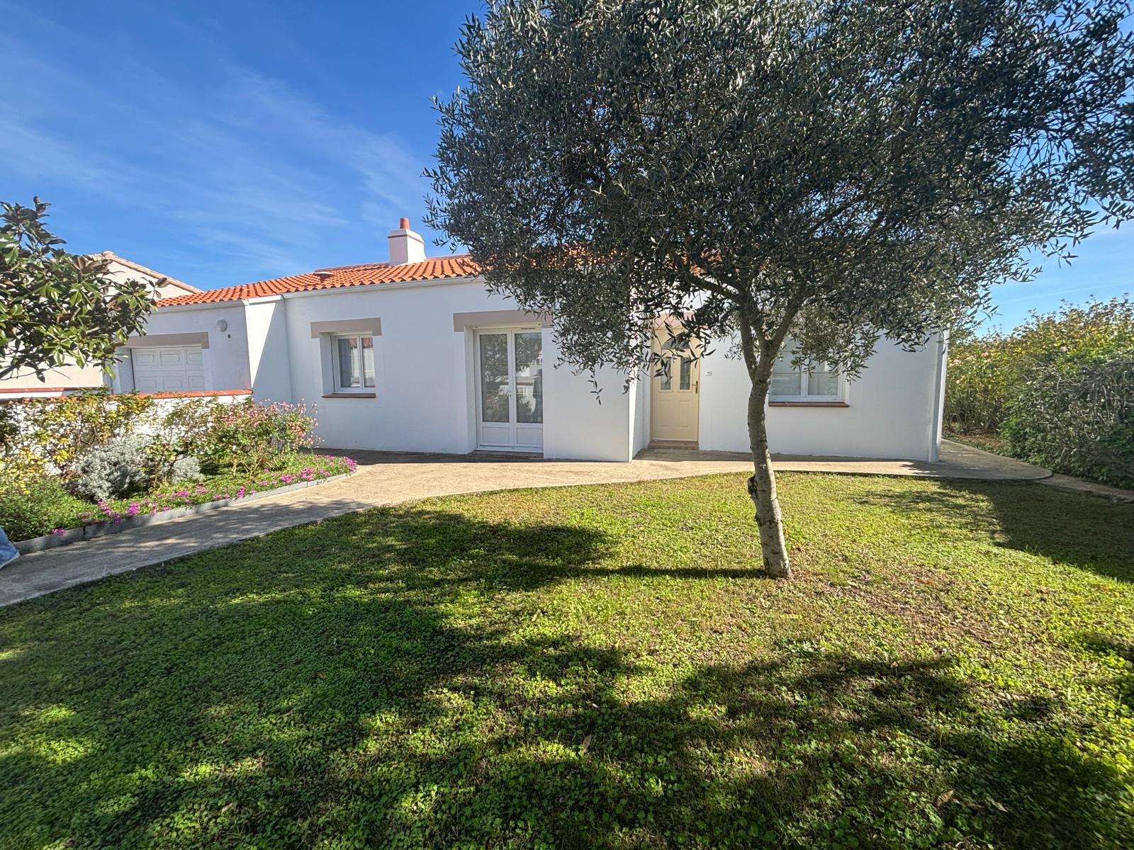 SOULLANS - Maison Centre ville - 2 chambres - 2 garages