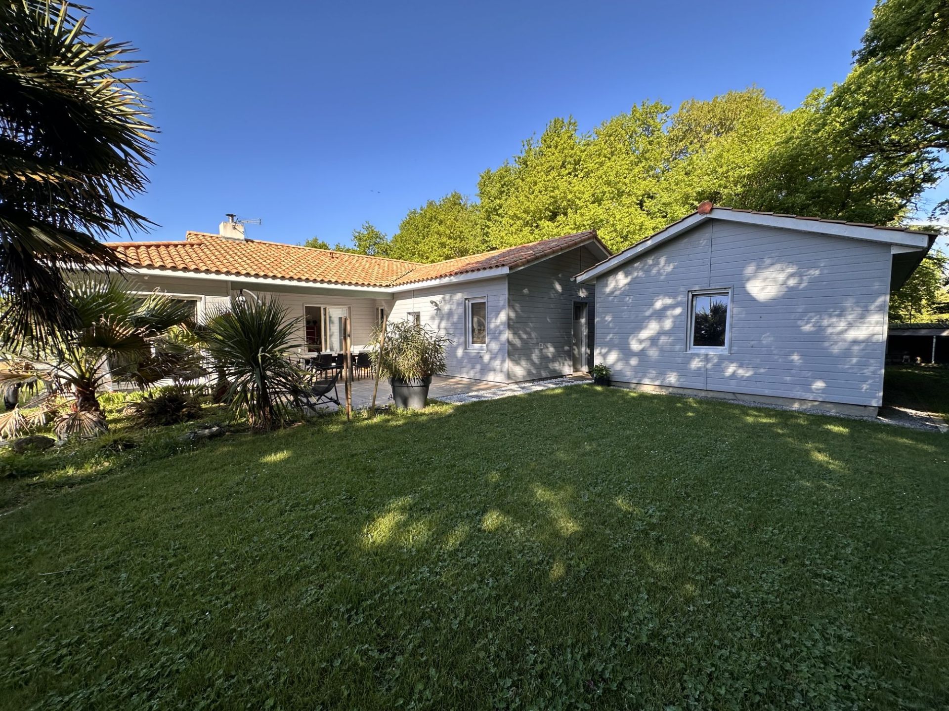 Maison familial dans son écrin de verdure