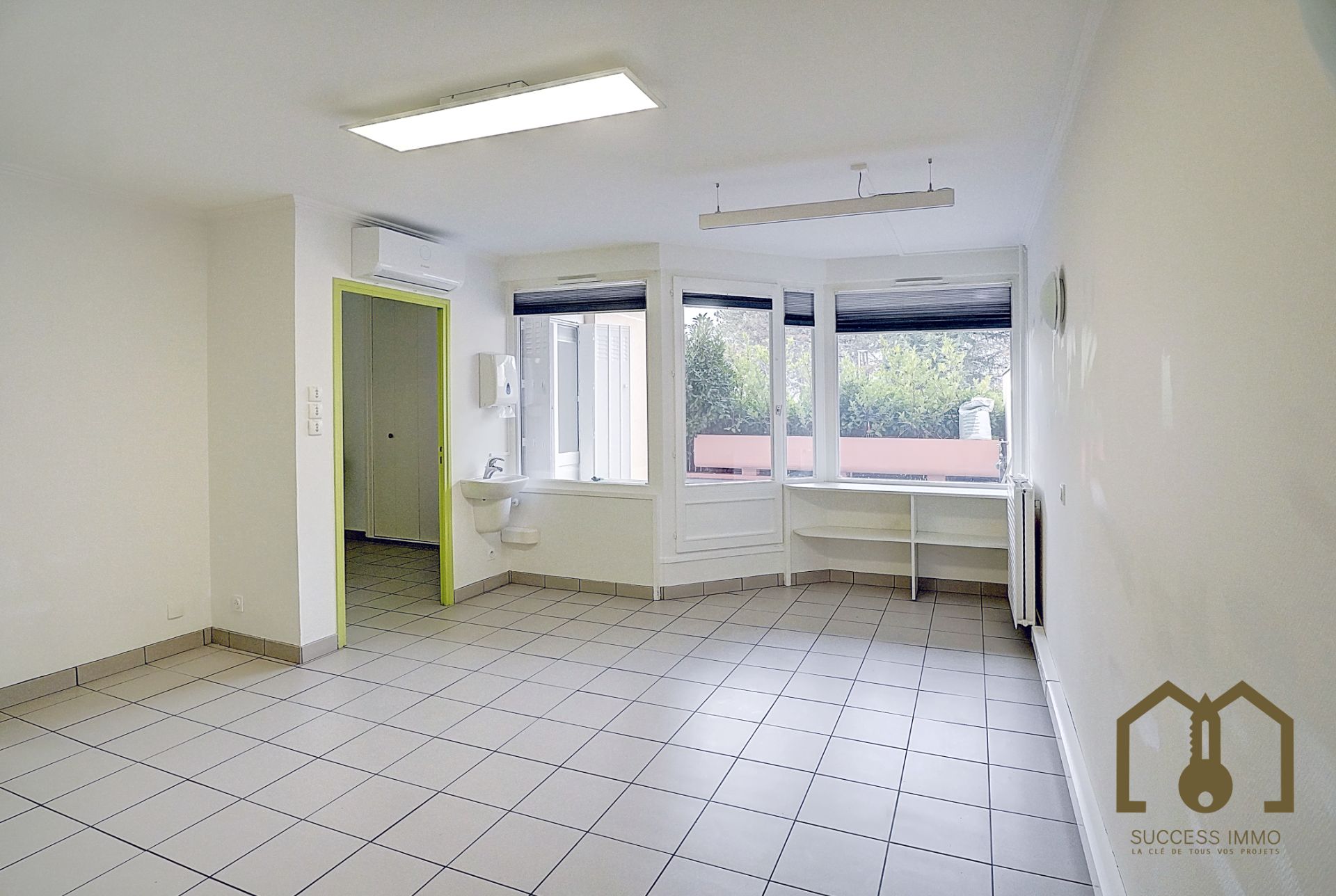 Appartement T3/local professionnel 77,29m² grande terrasse cave+parking Vaulx-en-Velin Centre