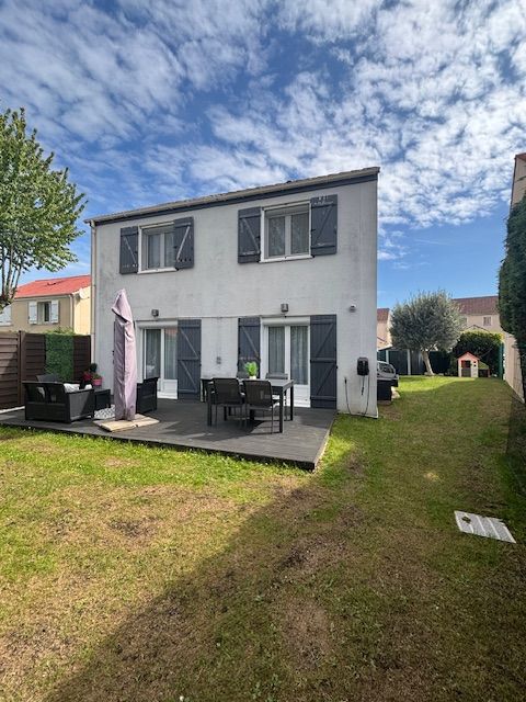 MAISON INDIVIDUELLE AVEC JARDIN GARAGE ET STATIONNEMENTS