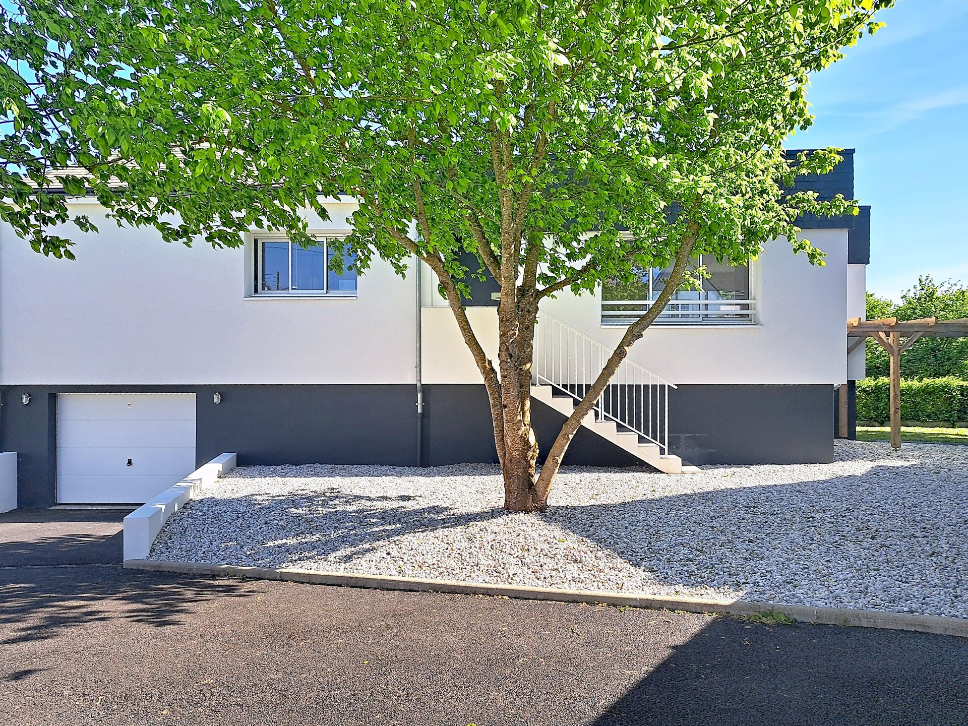 Alliance parfaite entre emplacement et rénovation de qualité pour cette maison 3 chambres sans travaux.