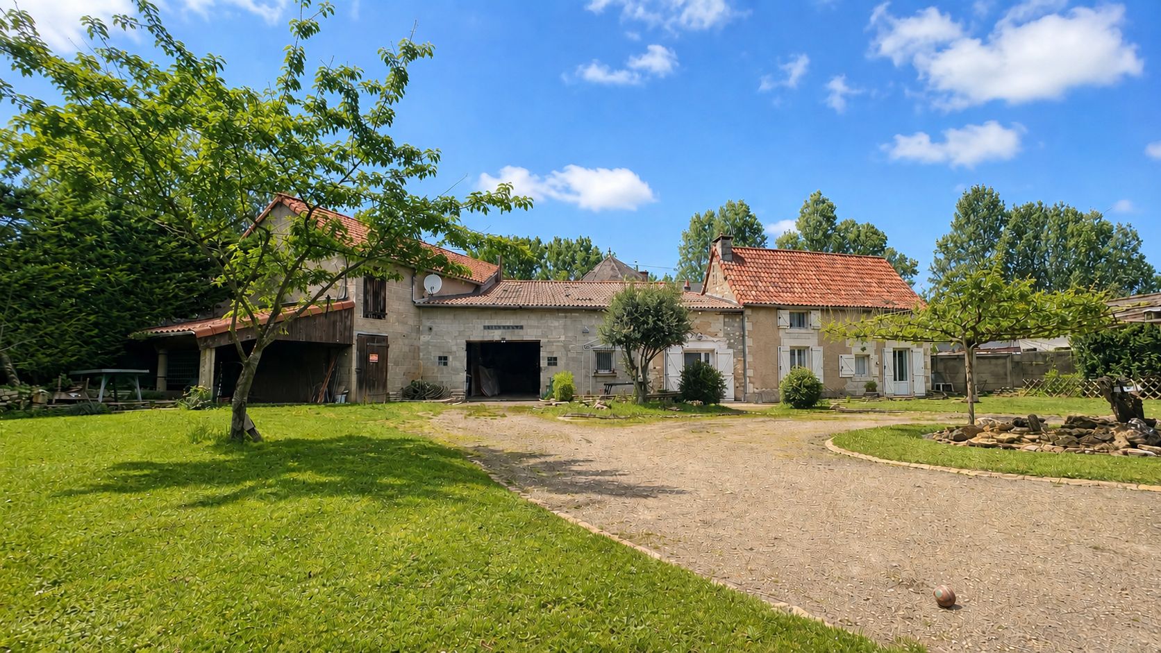 Maison en pierre sans travaux proche bourg Dissay