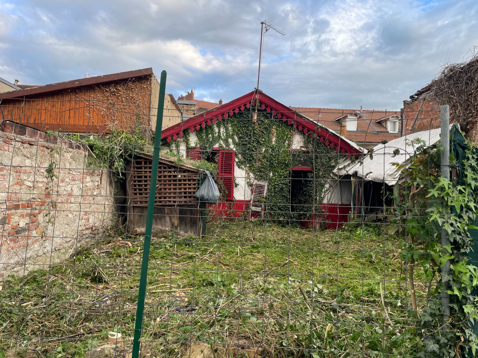 Vichy - Réserve foncière avec ruine construction bois, sur parcelle de 144 m2, à saisir en vente interactive et en exclusivité.