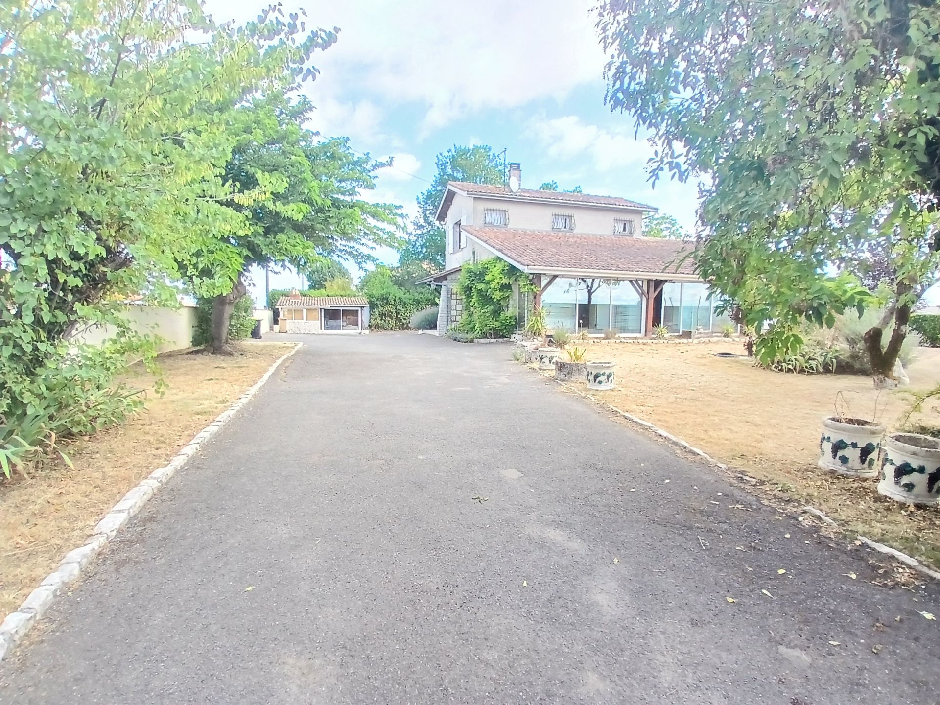 Maison familiale de charme avec jardin et piscine