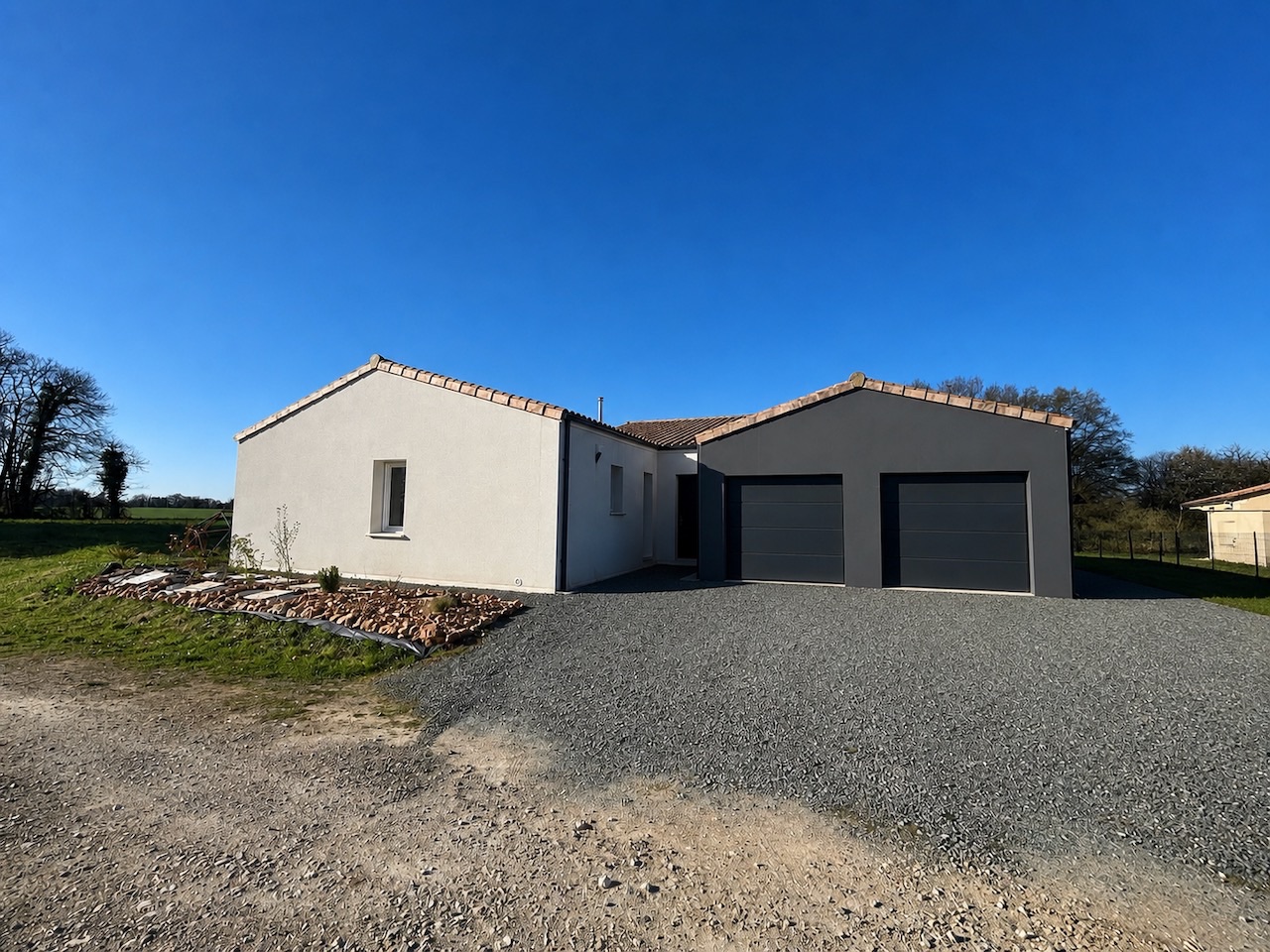 Superbe maison de plain-pied – 4 chambres – Prestations modernes – DPE A – Double garage construite en 2025