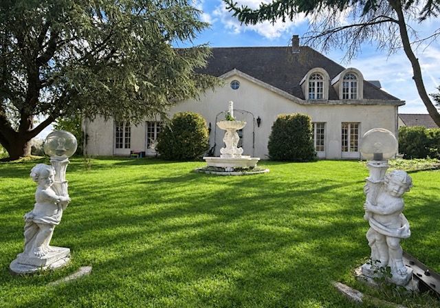 MAISON INDEPENDANTE DE 367 M² ET 1550 M²