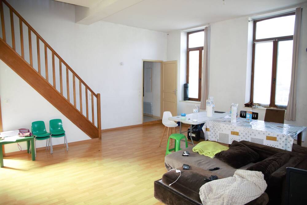 QUARTIER PARC DU BRONDELOIRE METRO 12MM A PIED Investisseurs Immeuble de rapport 2 appartements T5 avec petit extérieur et T3 entrées séparées.