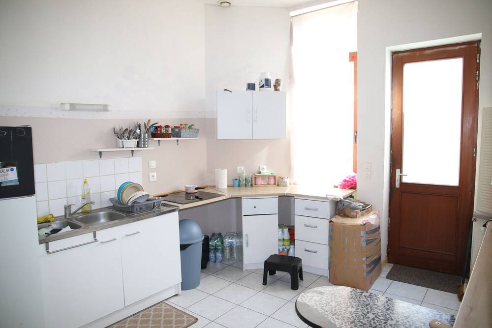 QUARTIER PARC DU BRONDELOIRE METRO 12MM A PIED Investisseurs Immeuble de rapport 2 appartements T5 avec petit extérieur et T3 entrées séparées.