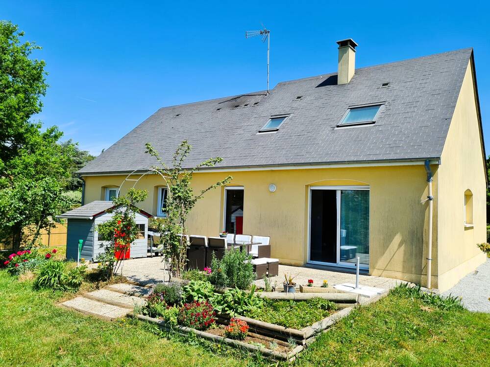 RARE! Maison récente sur plus de 6000m² de terrain