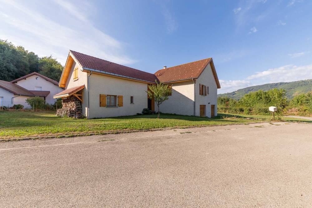 LAFFREY/SAINT- THEOFFREY - A moins de 30 mn de GRENOBLE. Cadre de vie rural avec toutes les commodités.