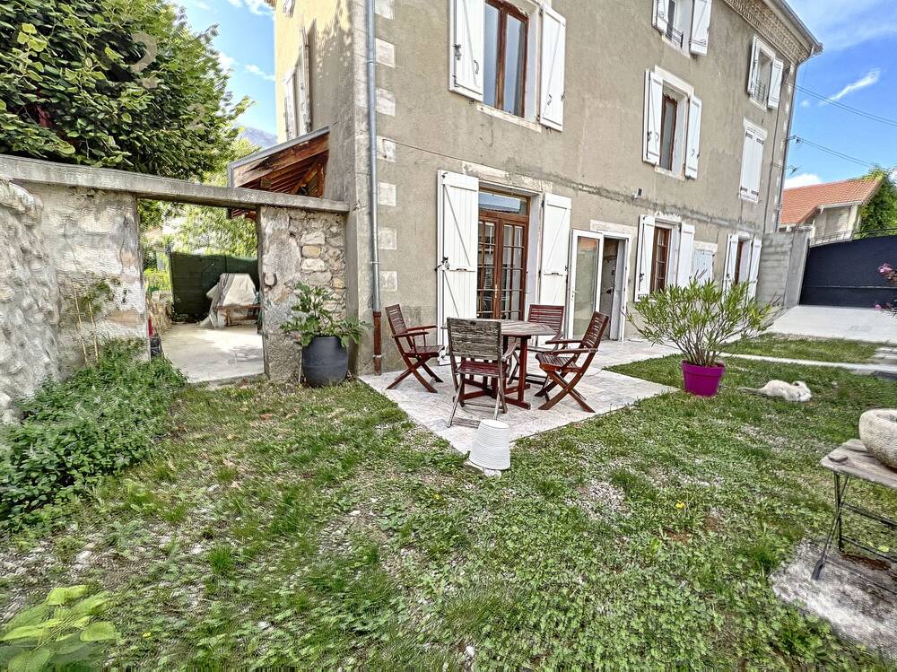 Triplex dans maison avec jardin