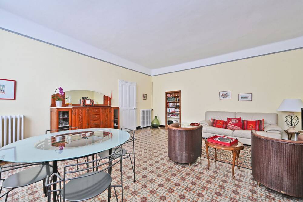 APPARTEMENT BOURGEOIS INTRA-MUROS