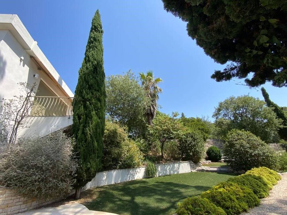 Belle villa avec vue sur les collines de Nîmes