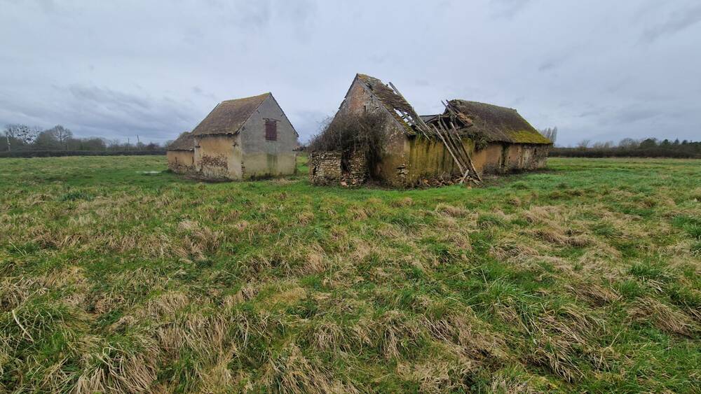Très grand terrain avec bâtisse à démolir ou restaurer.