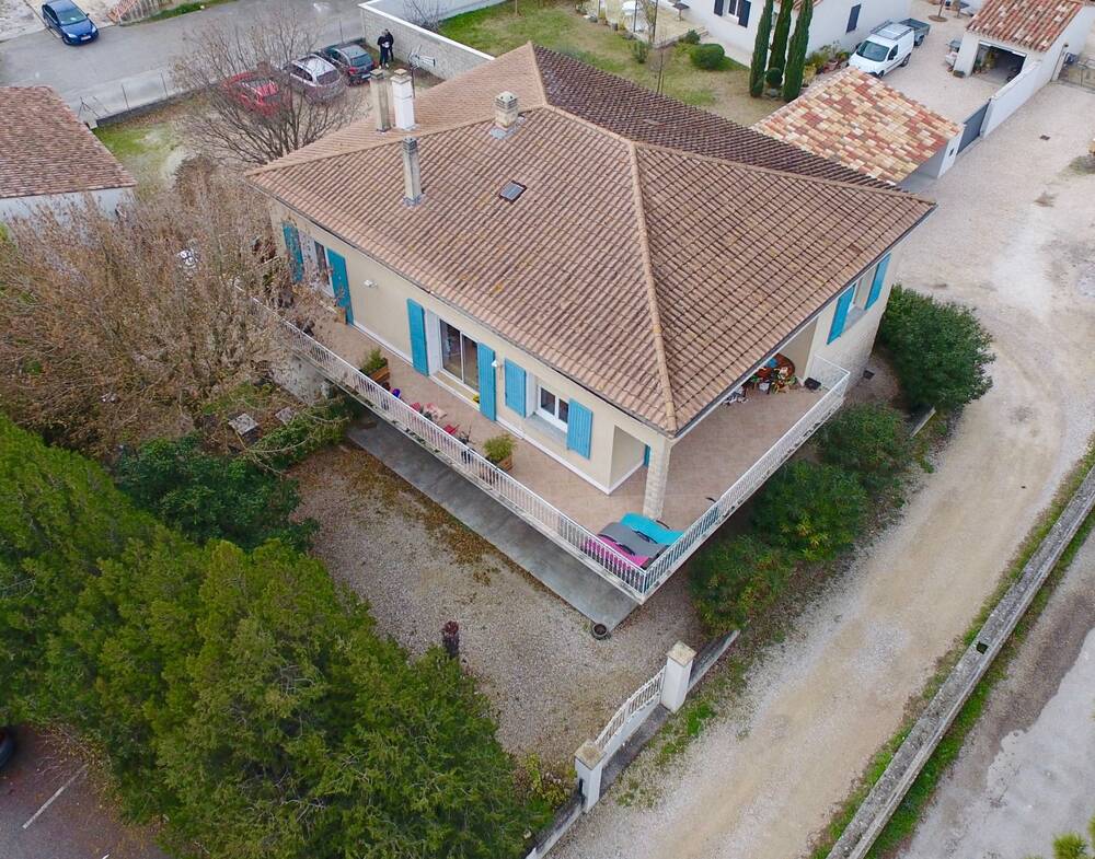 Grande maison familiale ou investissement locatif – 290 m² – 2 appartements – jardin – garages – à 800m du centre de Pernes-les-Fontaines