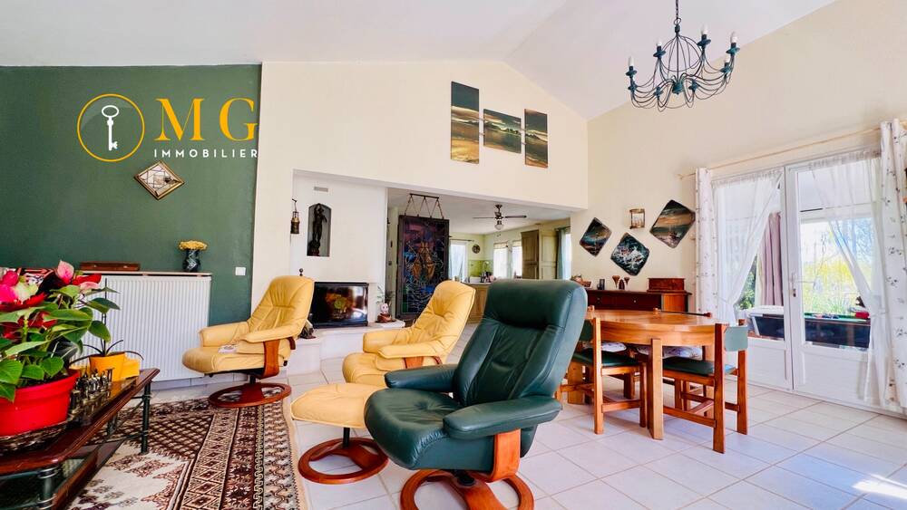 Propriété avec vue imprenable, terrain de 10 296 m², dont 3 810 m² constructibles, divisée en 3 lots de 1 270 m² entièrement viabilisés.
