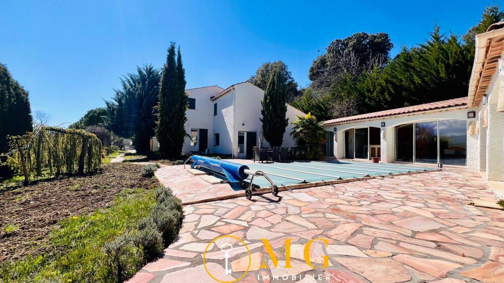 Propriété avec vue imprenable, terrain de 10 296 m², dont 3 810 m² constructibles, divisée en 3 lots de 1 270 m² entièrement viabilisés.