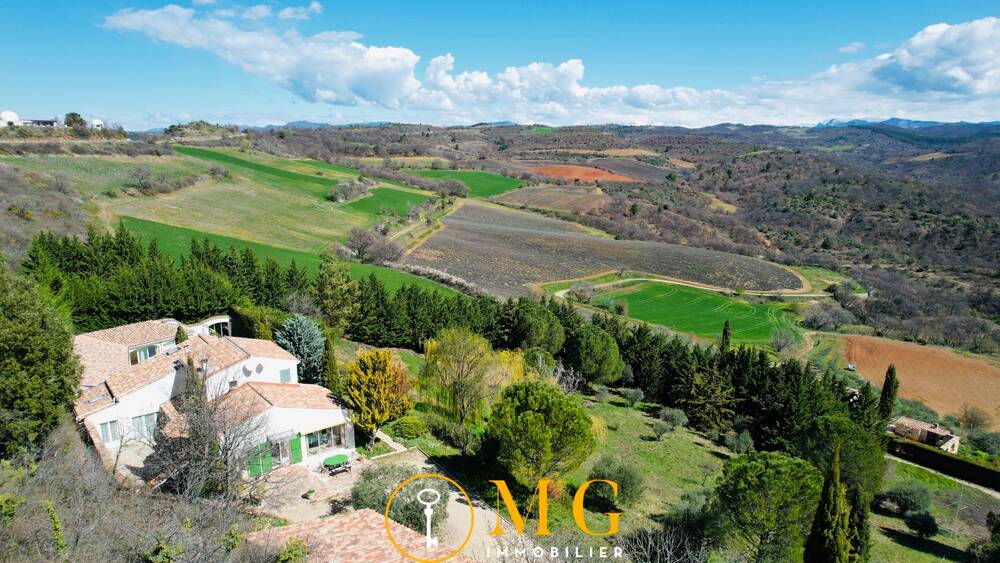 Propriété avec vue imprenable, terrain de 10 296 m², dont 3 810 m² constructibles, divisée en 3 lots de 1 270 m² entièrement viabilisés.