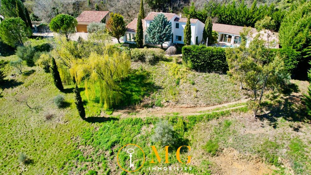 Propriété avec vue imprenable, terrain de 10 296 m², dont 3 810 m² constructibles, divisée en 3 lots de 1 270 m² entièrement viabilisés.