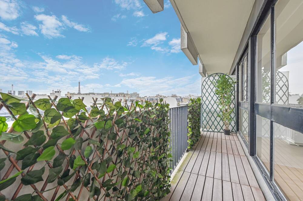OPPORTUNITE A SAISIR - 8ème étage avec balcon et vue Tour Eiffel