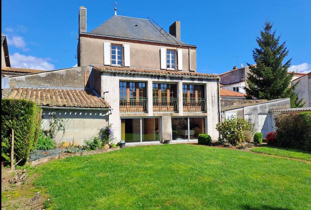 Maison + dépendance + local commercial