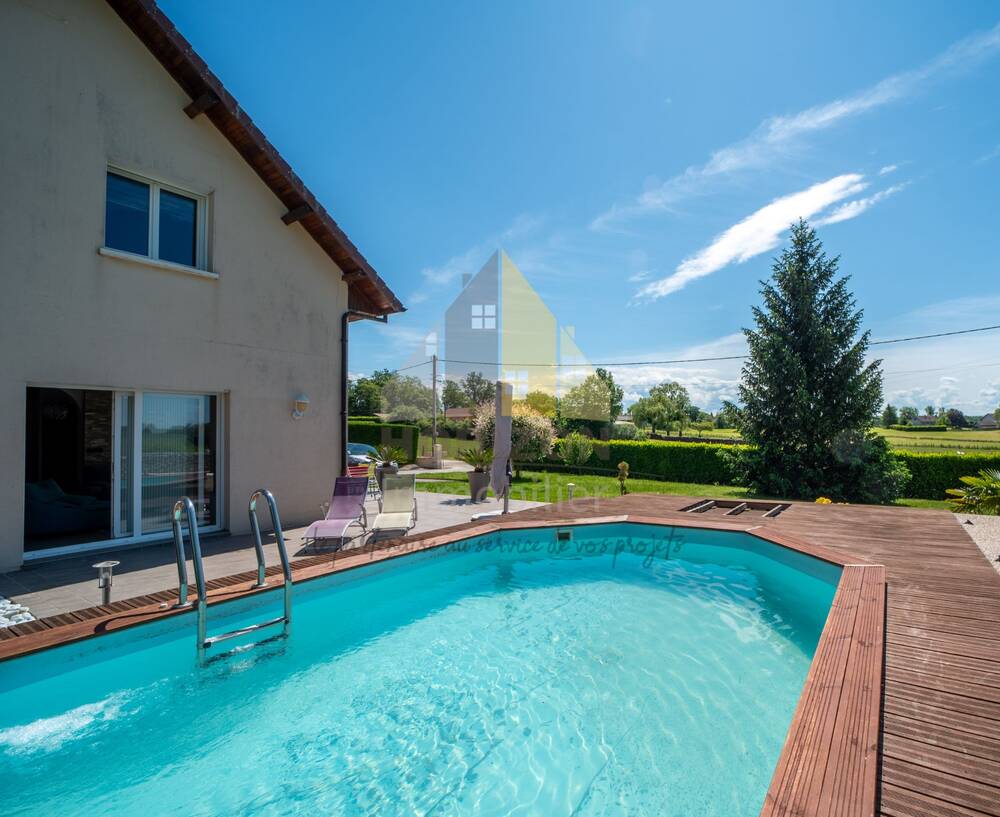 Belle maison lumineuse avec piscine