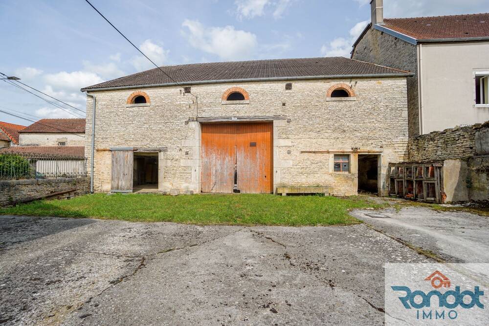 Maison 8 pièces/ 6 chambres de 185 m² sur parcelle de 1940 m² + Dépendances