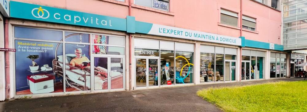 LOCAL COMMERCIAL AVEC GRANDE VITRINE ET PLACES DE PARKING
