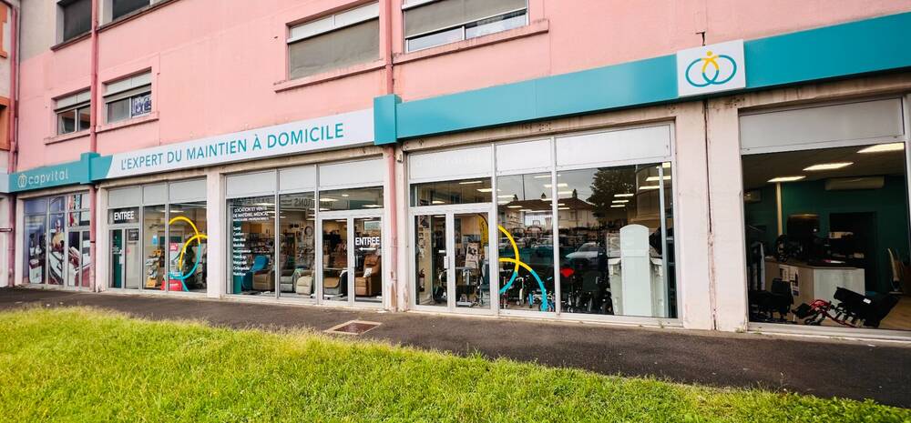 LOCAL COMMERCIAL AVEC GRANDE VITRINE ET PLACES DE  PARKING