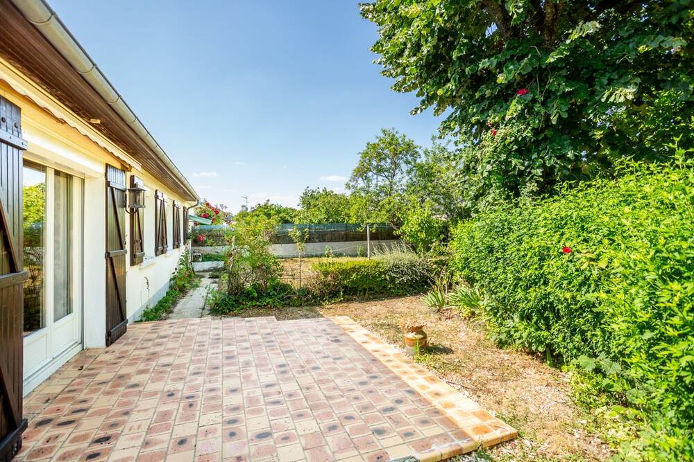 Département Cher 18 - à St Doulchard, dans le bourg, maison de 93 m² habitables, au calme