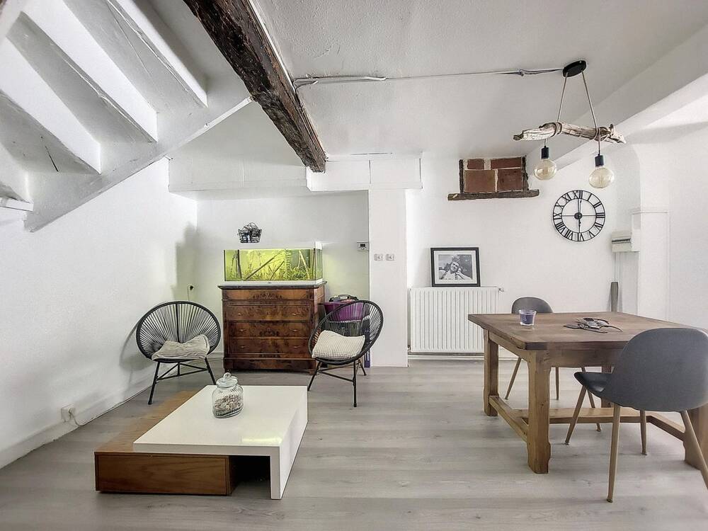 Grande maison de ville avec beaucoup de charme