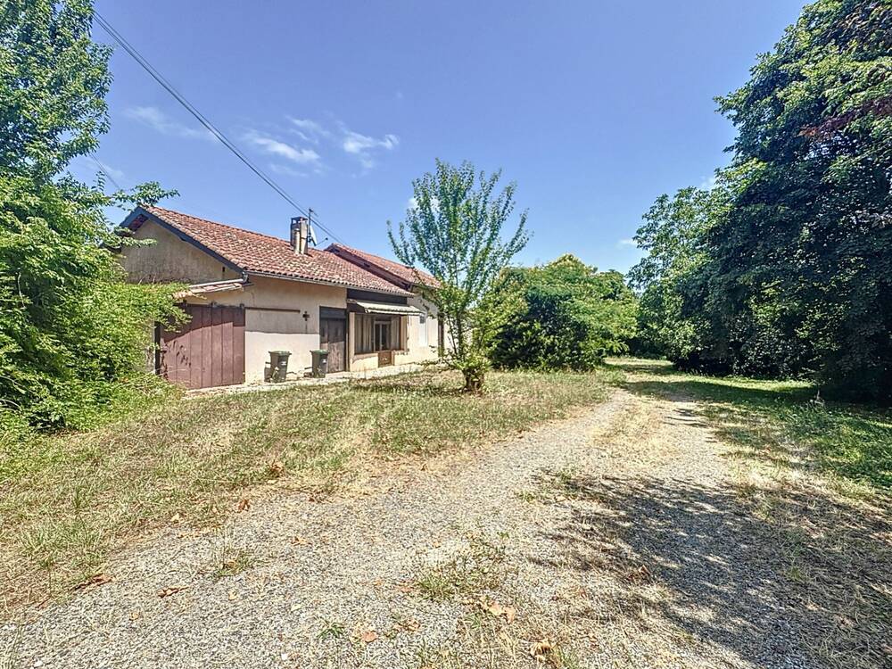 Ensemble immobilier proposant 3 logements dans un environnement campagne